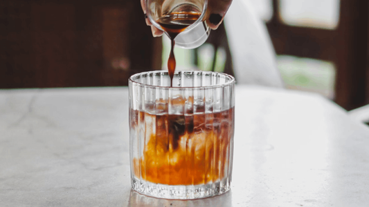 Zelf iced koffie maken met barista tools van Barista Huis – espresso over ijs in glas
