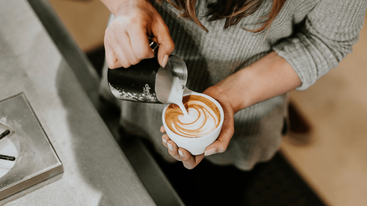 Thuisbarista worden: zo begin je met goede koffie maken in je eigen keuken